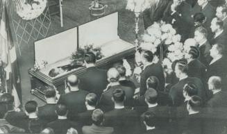 Mourning members of the Québec cabinet gather round the casket of their late leader as Québec today began its formal mourning for Daniel Johnson, who (...)
