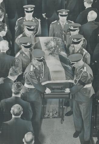 Borne from the Basilica in Québec by an honor guard of Québec Provincial Police, the casket of Québec Premier Daniel Johnson yesterday began journey t(...)