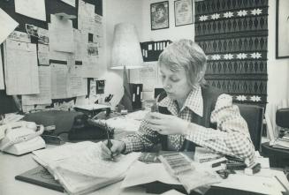 Candy bars are dinner when Alderman Anne Johnston works at night in her cubbyhole office in City Hall, as she frequently does. Many of the 92 members (...)