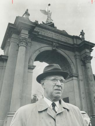 Oakah Jones, who died yesterday at 72, became president of the Canadian National Exhibition in 1969 when it had a deficit of $606,000. When he left in(...)