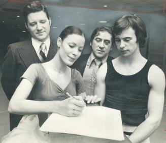 Dancers sign up with Soviets. Sign right here, folks! National Ballet of Canada principals Karen Kain and Frank Augustyn yesterday signed contracts to(...)