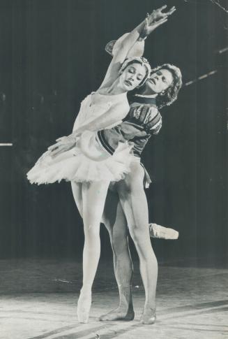 Karen Kain as the Swan Queen and Frank Augustyn as Prince Siegfried dance the second scene pas de deux from Swan Lake in the Forum at Ontario Place la(...)