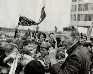 Hallowe'en preview came to Malton Airport when more than 300 boys and girls mob Danny Kaye as he arrived for 30-minute stop-over. Kaye is on cross-Can(...)