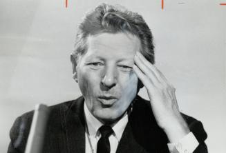 Danny Kaye. Faces 3 conditions