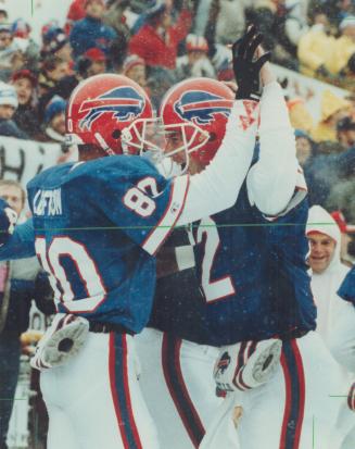 How about that! Bills quarterback Jim Kelly (right) and receiver James Lofton give each other high fives en route to Buffalo's 44-34 win over Miami Do(...)