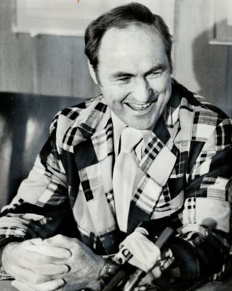 Red Kelly, whom Maple Leafs had sought ever since Johnny McLellan resigned last April, yesterday signed a 4-year contract to coach the Toronto team. K(...)