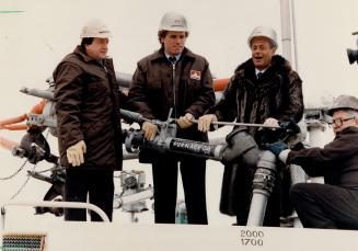 That Kennedy warmth: Joseph P. Kennedy II (left), son of late U.S. senator Robert Kennedy, helps North York Mayor Mel Lastman load a PetroCan oil truc(...)