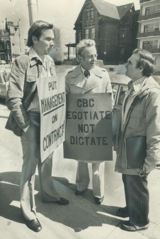 CBC announcers end walkout. Comedian Johnny Wayne (right) talks to CBC announcers Peter Kent (left) and Bill Hawes as they picket in front of CBC's Ja(...)