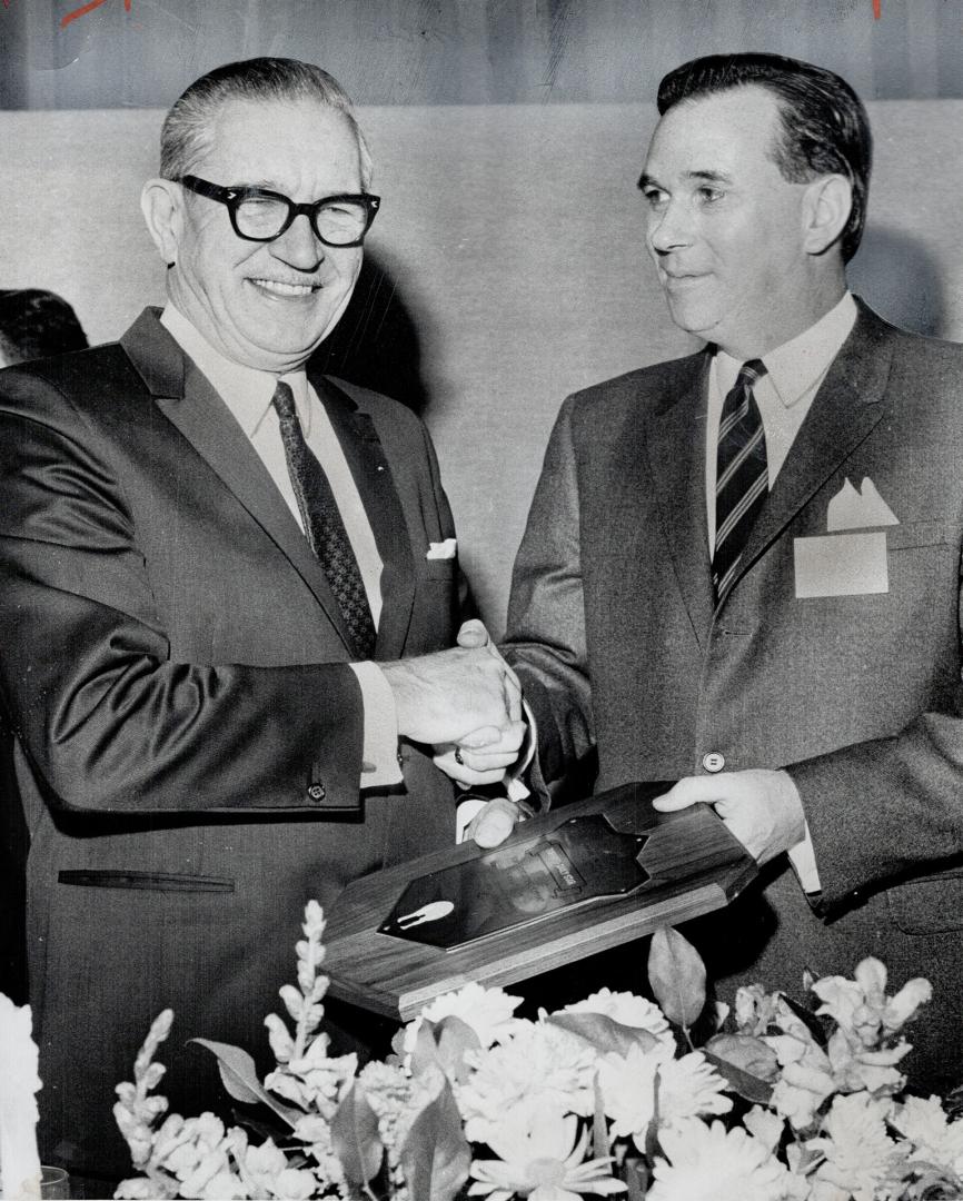 Award for the star. James Kingsbury (left) assistant to the publisher of The Star, accepts plaque from Gordon Ashworth, president of Catholic Children(...)