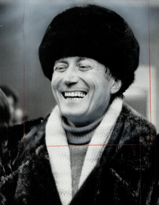 The dashing figure of Soviet poet Yevgeny Yevtushenko caused many a head to turn when he arrived at Toronto International Airport this week, and no wo(...)