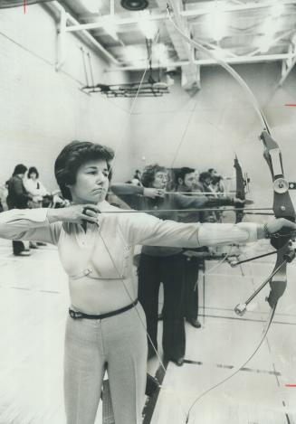 Taking aim on a title. Joan MacDonald of Toronto, former Canadian Women's archery champion, won the 4th annual University of Toronto invitational tour(...)