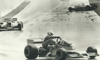 Beppe Gabbiani gives Clay Regazzoni a lift back to the pits after his mishap
