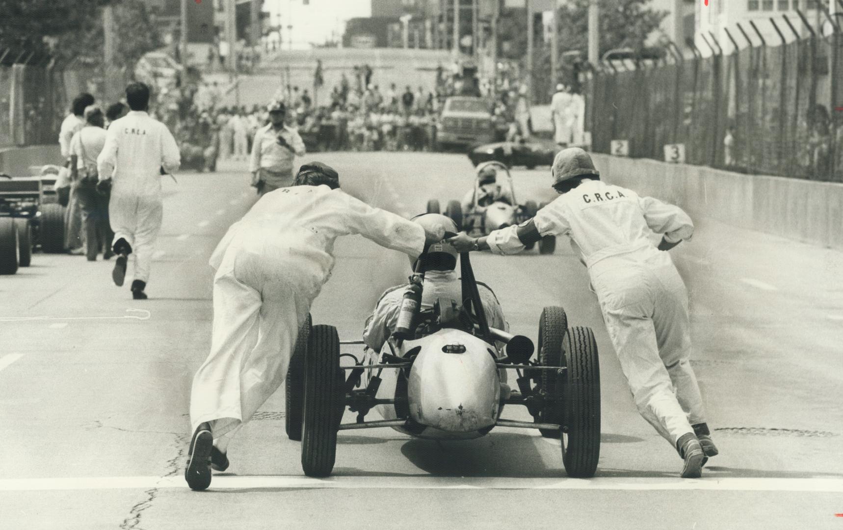 How about a push? An estimated 15,000 fans waren't told of the cancellation until late in the afternoon but mechanis tried to entertain the disgruntle(...)