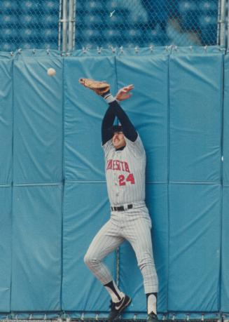 Oops! Twins right fielder Tom Brunansky bounces off the wall but fails to come up with this fly ball off the bat of the Jays' Kelly Gruber during the (...)