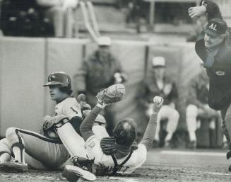 Heeee's out! Umpire Drew Coble calls California Bob Boone out at home plate in the eighth inning as Jay catcher Ernie Whitt shows that he made the tag(...)