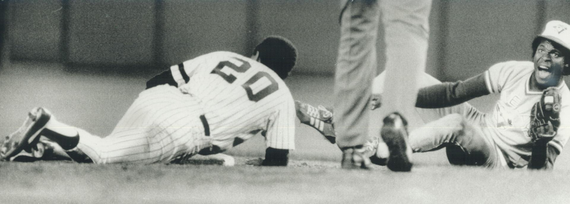 Got him! Jays shortstop Tony Fernandez shouts at the second base umpire, claiming that he tagged out New York's Bobby Meacham on a pick-off play in la(...)