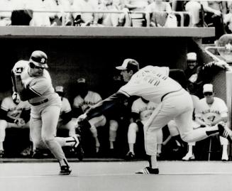 Did he or didn't he? The umpire may be the only one who knows for sure, and home plate arbiter Mark Johnson called Yankees' Ron Hassey out when Jays' (...)