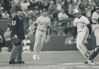 All right, tony! Tony Fernandez is fired up and wans the world to know it as he scores Jays' fourth run, the go-ahead score that made it 4-3 Toronto i(...)