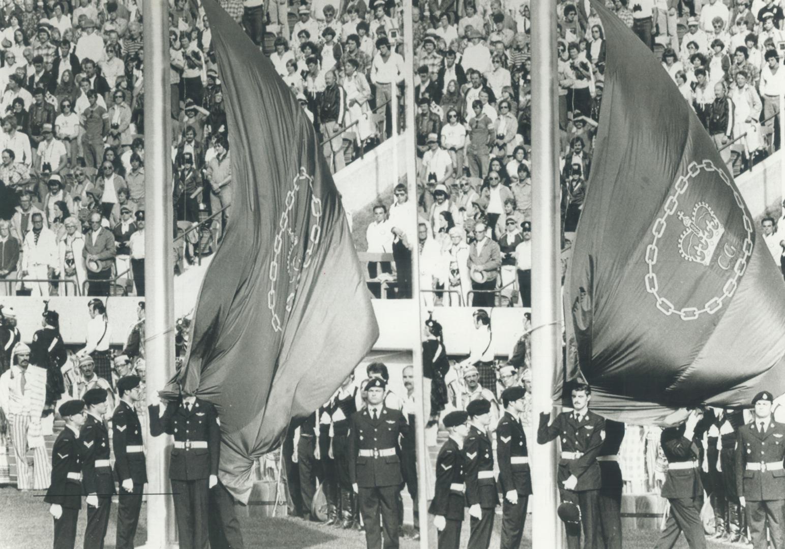 Edmonton. Aug 11th. Embarrasing moments. When the flag of the Commonwealth Games was lowered during the closing ceremonies one of the guard of honour (...)