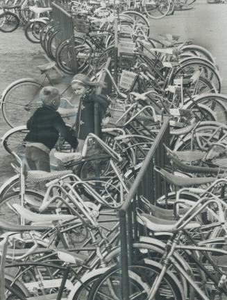 Few walk in Mississauga. There's transportation tangle in Mississauga that is particularly evident in this student bicycle parking lot at Burnhamthorp(...)