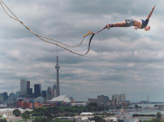 11 paramedics and ambulance attendants today went bungee jumping at Ontario place to raise money for the children's Wish Foundation. They have issued (...)