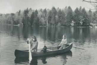 Beating the rush to the cottage country, Diane Walker and Dermot McCarthy of Hamilton enjoy a peaceful paddle on Lake Muskoka. Thousands of cottagers (...)
