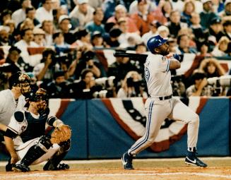 Joe Carter gives Jays 1-0 lead with a homer deep to left