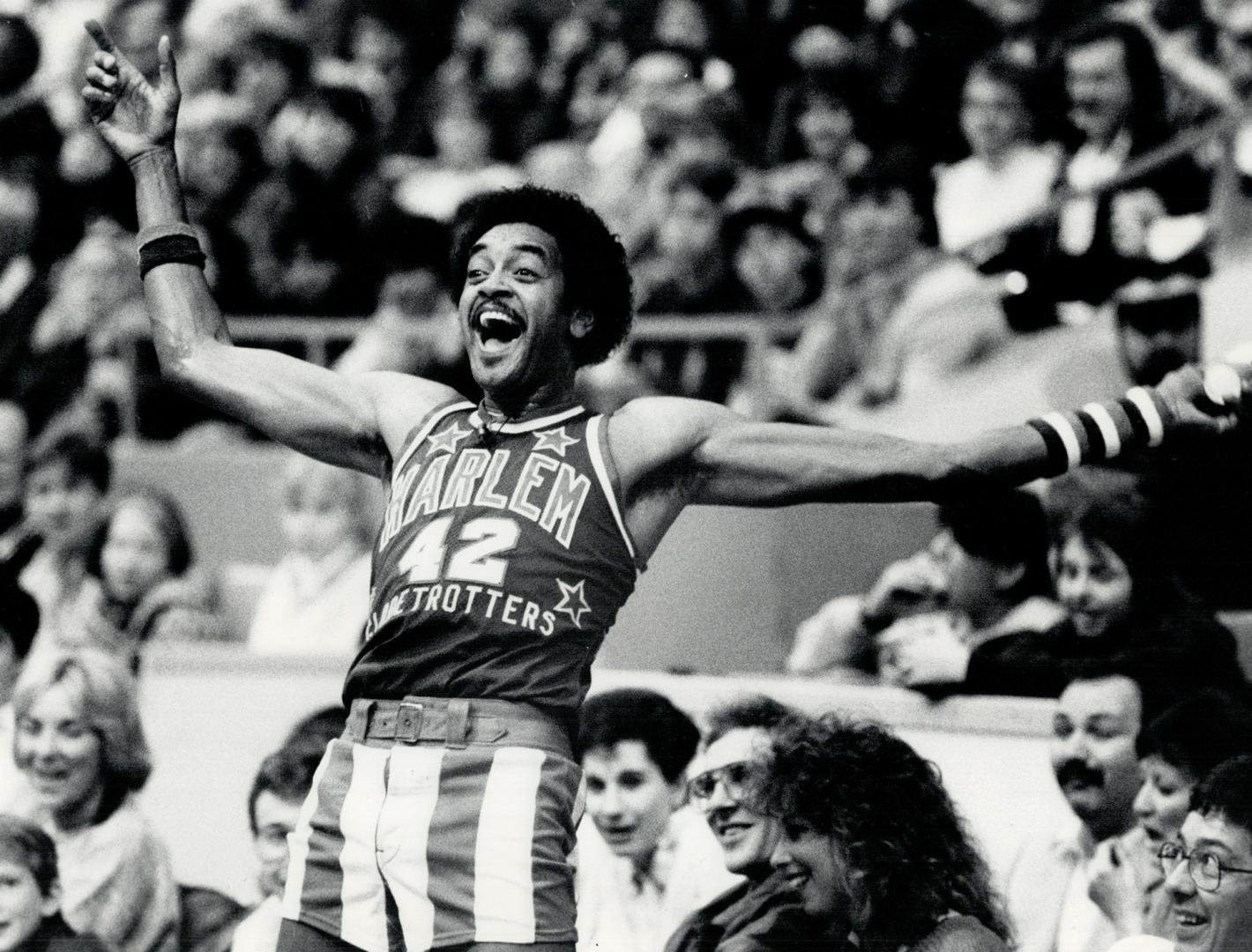 Senior showman on the Harlem Globetrotters is Twiggy Sanders, who showed his style at Maple Leaf Gardens