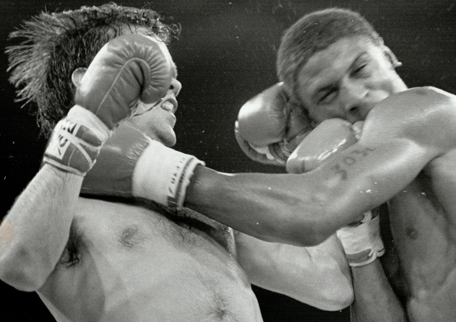 Ottawa - 7th round action between O'Sullivan and Smith O'Sullivan win a fight on points