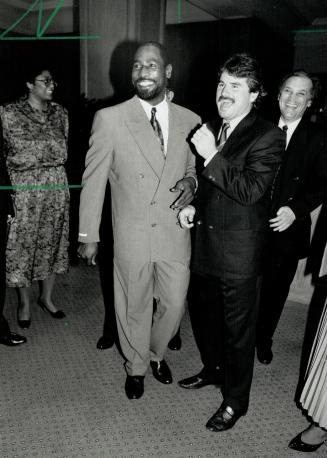 The night before. Cricket rivals Viv Richards, left, of the West Indies, and England captain Allan Lamb share a few laughs at a dinner last night befo(...)