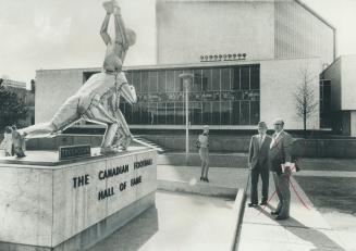 the hall of fame for Canadian football in downtown Hamilton offers parents a surefire outing for young males in the family and, these days, some of th(...)