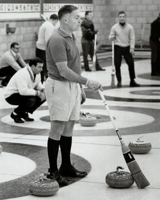 It's a hot curling game. Curling may be played on ice but Dave Rattray doesn't let that bother him as he plays the roaring game in Bermuda shorts and (...)