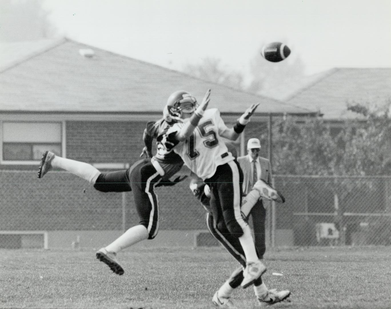 Football action. Thompson Collegiate got thumped 42-7 by macdonald Collegiate in last Friday's quarter-finals in the Scarborough Senior A high school (...)