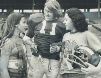 Amateur athletes meet a pro. Bob Houmard, a six-foot-three Argonaut fullbakc, takes time out from practice yesterday to congratulate two winners in th(...)