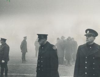 Ringed. Police surround football official huddling on the field as they decide whether to call the game on Saturday and play the remining nine minutes(...)