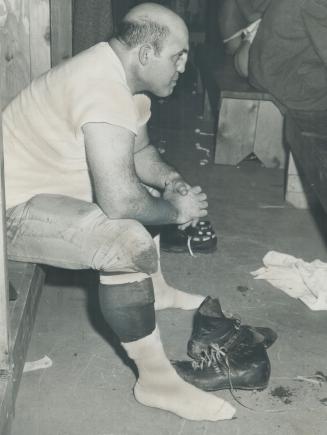 Loser. Hamilton's great guard Vince Scott sits dejectedly in the Tiger-Cat dressing room after losing the 28-27 squeaker to the Blue Bombers. The Tica(...)
