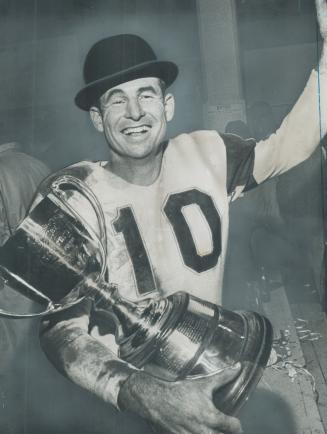 Ticat Faloney's grey cup grin. He's the Cat's meow. Hamilton Tiger-cat quarter-back Bernie Faloney sports a bowler as he happily clutches the Grey Cup(...)