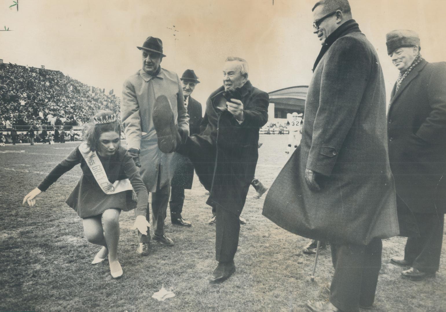 Prime Minister Pearson gets today's 39th annual Grey Cup football game underway with official kick-off