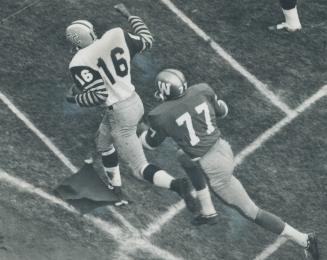 Willie Bethea almost fumbles (right) but recovers and scoots for winning T