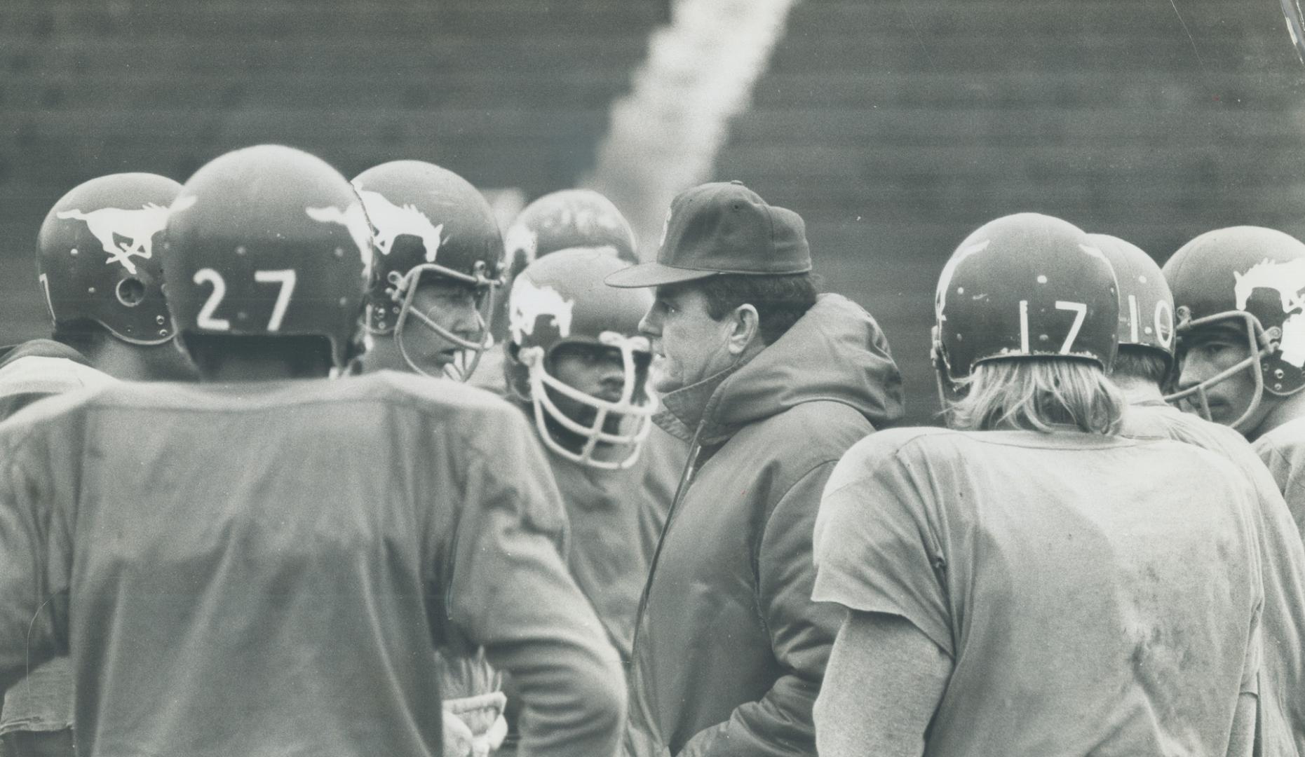 Planning the strategy for today's game, Calgary Stampeders coach Jim Duncan gathered his team around him yesterday during their final workout, pinpoin(...)