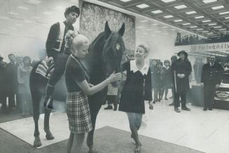 Not to be outdone by Grey Cup fans from Calgary, who in the past have tended to ride horses into unusual places during the pre-game hoopla, easterner (...)