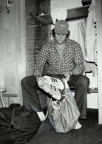 Packin' it in: Offensive lineman John Foubert packs his shoes in a duffle bag as the Argonauts cleaned house yesterday after a team meeting that officially marked the end of the 1979 season