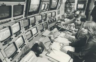 Precision timing, dozens of monitors, cool heads and lots of coffee keep Pat Walker, Larry Brown and Norm Brodie on top of the action in a fleet of CB(...)