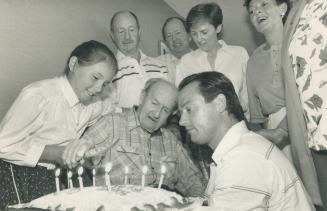 Ex-Olympian marks 90th campaign, They gathered yesterday to mark 90th birthday of Frank Sullivan, a member of Canada's first Olympic hockey gold medal(...)