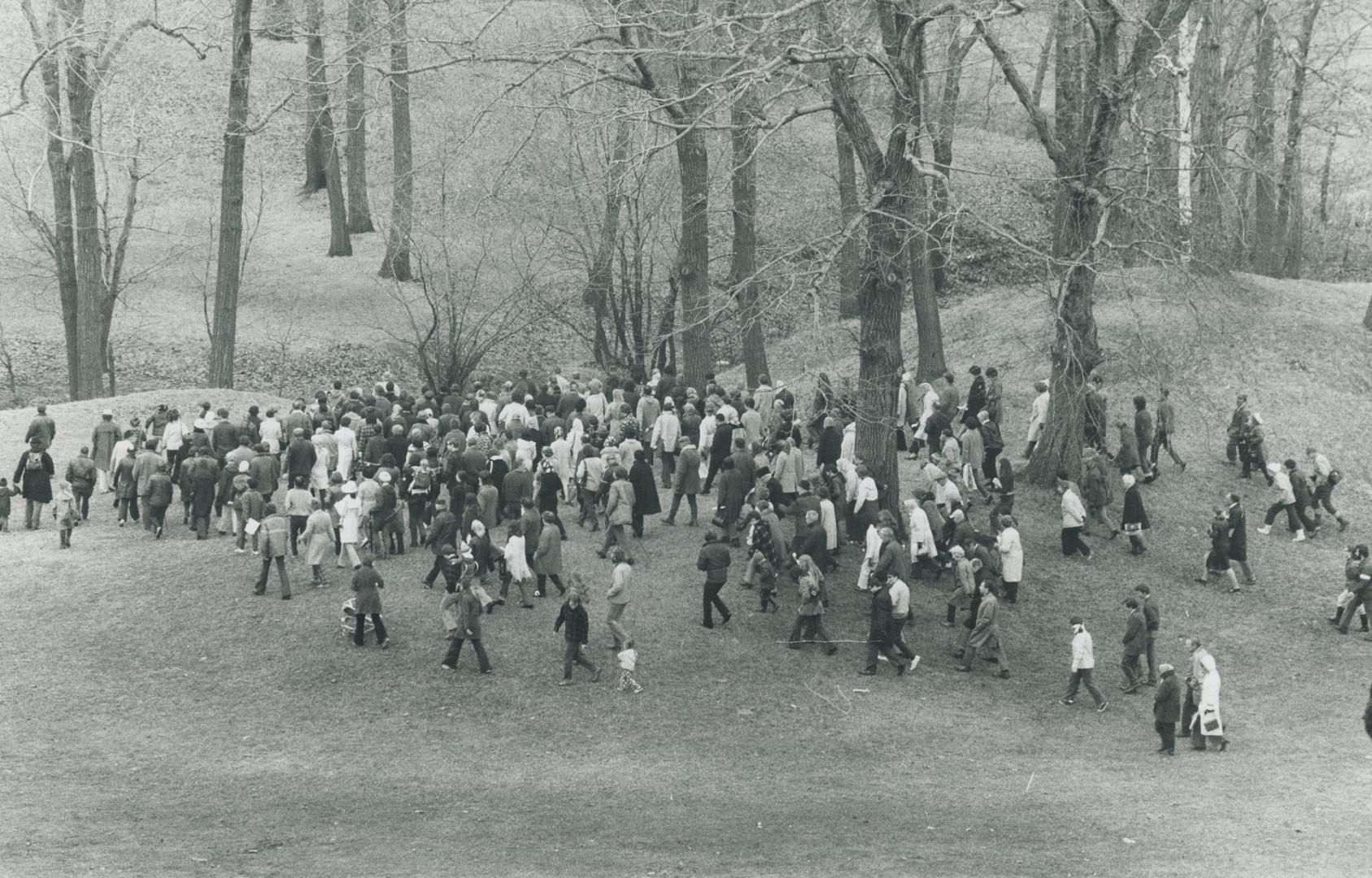 Metro parks commissioner Tom Thompson leads 250 people on three mile walk along the Humber valley starting at 10 am Sunday. People of all ages joined (...)