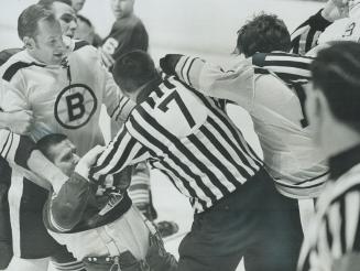 Tim is in trap. Tim Horton of Leafs is in vulnerable position during encounter with Boston's Derek Sanderson at the Gardens Saturday night. Battlers h(...)