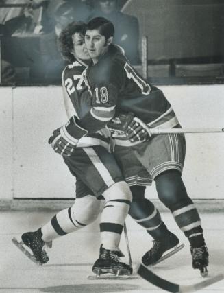 Shall we Waltz or Tango? Maple Leafs' Darryl Sittler (left) and New York Rangers' Walt Tkaczuk demonstrate close-checking, National Hockey League styl(...)