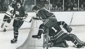 Oops! Vancouver Canucks' Bobby Schmautz (8) couldn't stop after unsuccessfully chasing Leaf's Dave Keon on scoring drive during Saturday's National Ho(...)