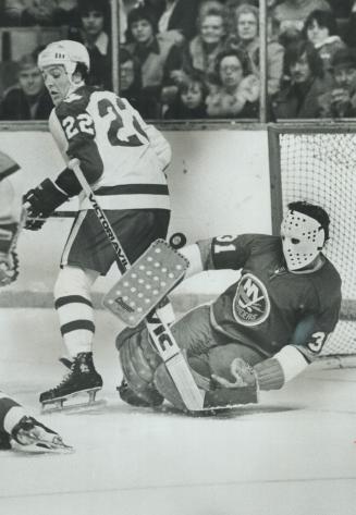 Goaltender Bill Smith (31) of New York Islanders just got his glove to this Maple Leaf shot during last night's 4-3 Toronto victory over Islanders at (...)