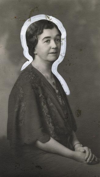 Smilingly declaring that she did not wish to bask in the reflected glory of her husband's elevation to the chief post in the United Church of Canada, (...)